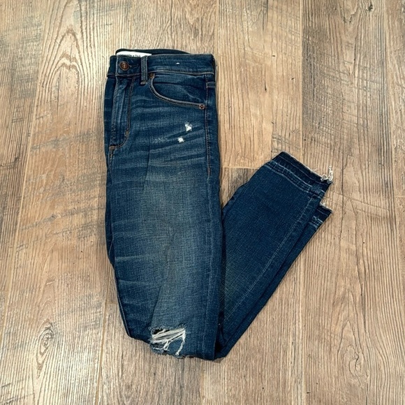 Abercrombie & Fitch Woman’s The Super Skinny Ankle High Rise Blue Jean’s Size 25